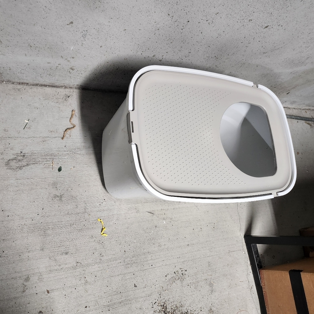White and Gray Pet Litter Box
